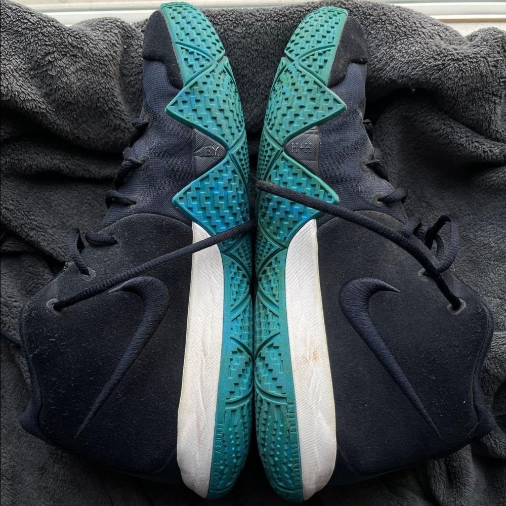 Nike Kyrie 4 Basketball Sneakers